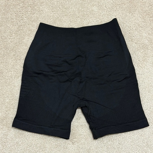Alphalete Ozone Seamless Black Bike Shorts - Picture 2 of 7